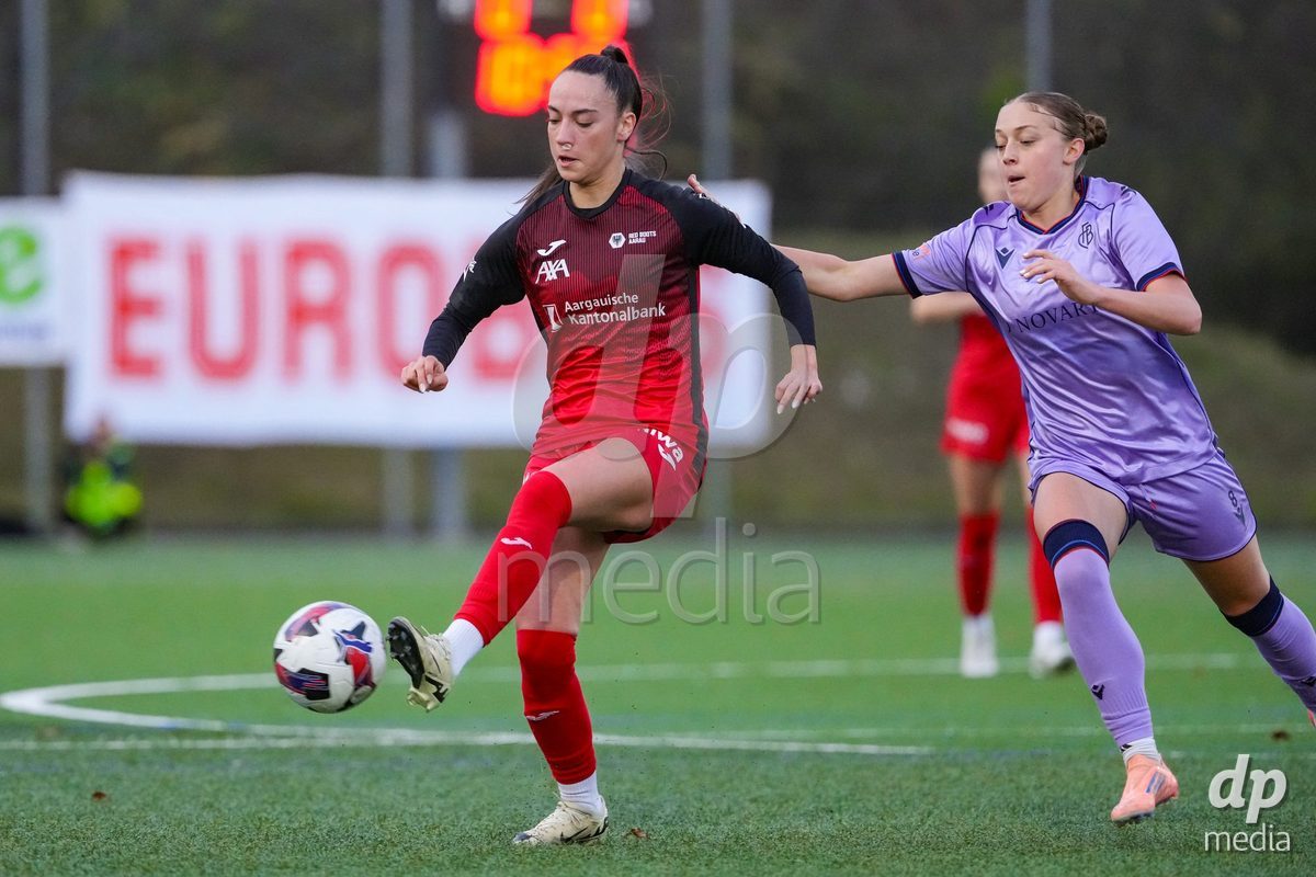 Schweiz: AXA Womens Super League 2025/26, FC Aarau Frauen vs FC Basel 1893 - Sportanlage Schachen, Aarau: Rita Filipa Do Sul Almeida (28 FC Aarau) im Duell mit Lia Kamber (8 Basel)
