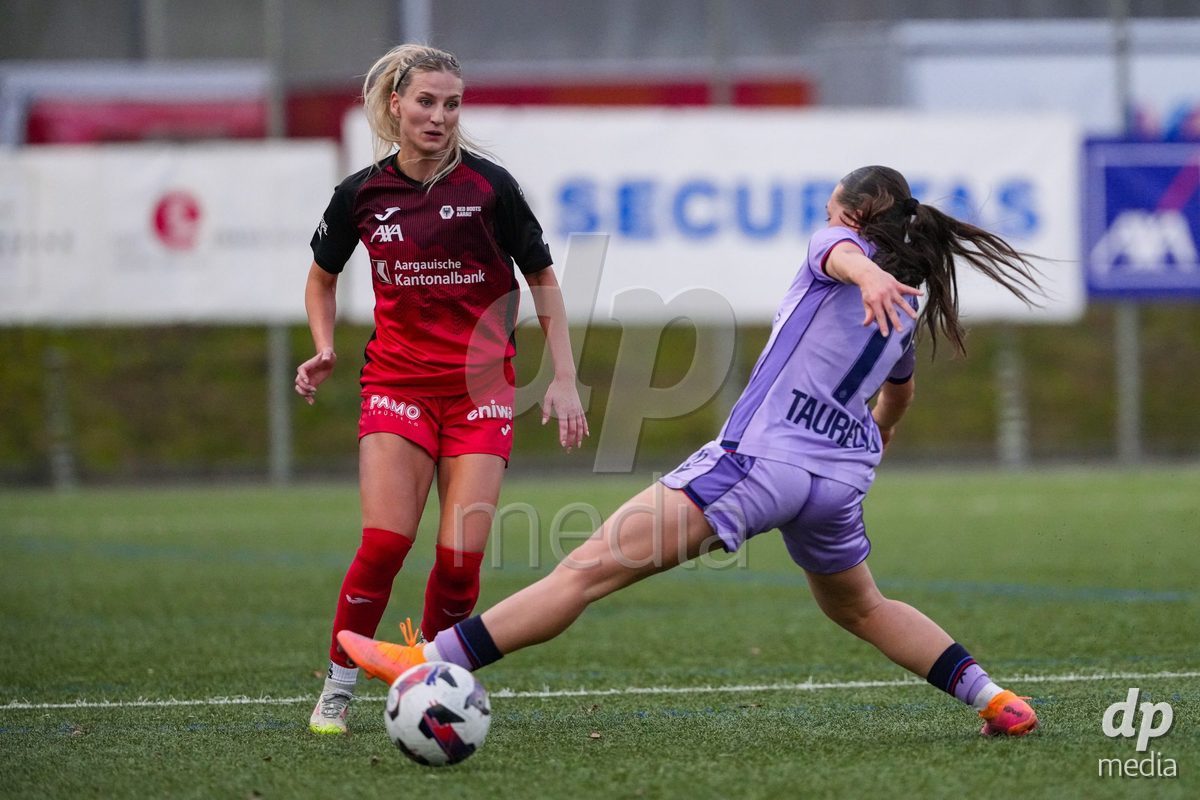 Schweiz: AXA Womens Super League 2025/26, FC Aarau Frauen vs FC Basel 1893 - Sportanlage Schachen, Aarau: Bergros Asgeirsdottir (6 FC Aarau) im Duell mit Mara Tauriello (11 Basel)