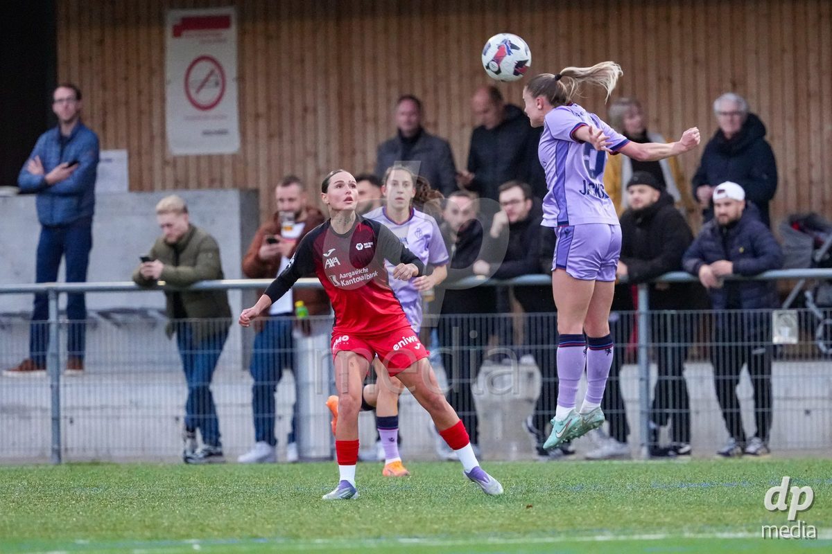 Schweiz: AXA Womens Super League 2025/26, FC Aarau Frauen vs FC Basel 1893 - Sportanlage Schachen, Aarau: Sabina Jackson (5 Basel) mit einem Kopfball