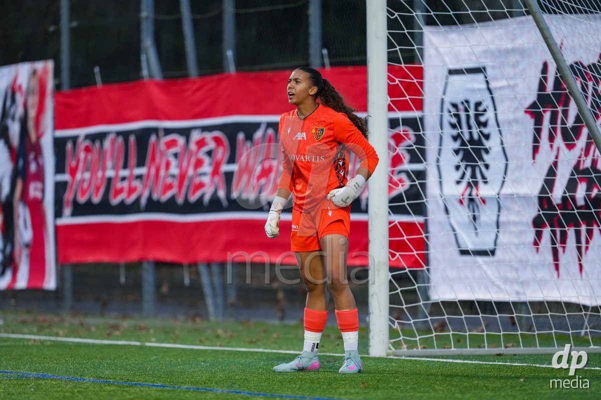 Schweiz: AXA Womens Super League 2025/26, FC Aarau Frauen vs FC Basel 1893 - Sportanlage Schachen, Aarau: Torhüter Selina Wölfle - Selina Wolfle (1 Basel) in aktion