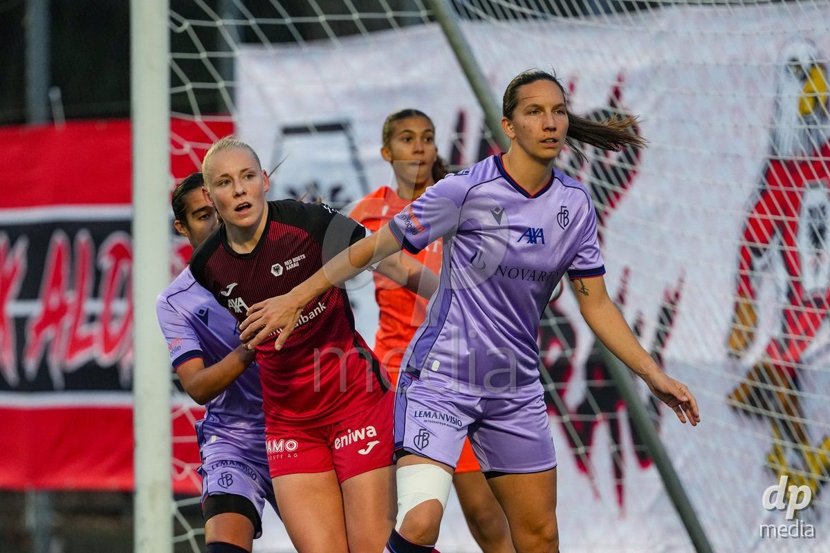 Schweiz: AXA Womens Super League 2025/26, FC Aarau Frauen vs FC Basel 1893 - Sportanlage Schachen, Aarau: Michelle Stierli (22 FC Aarau) im Duell mit Ivana Rudelic (9 Basel)