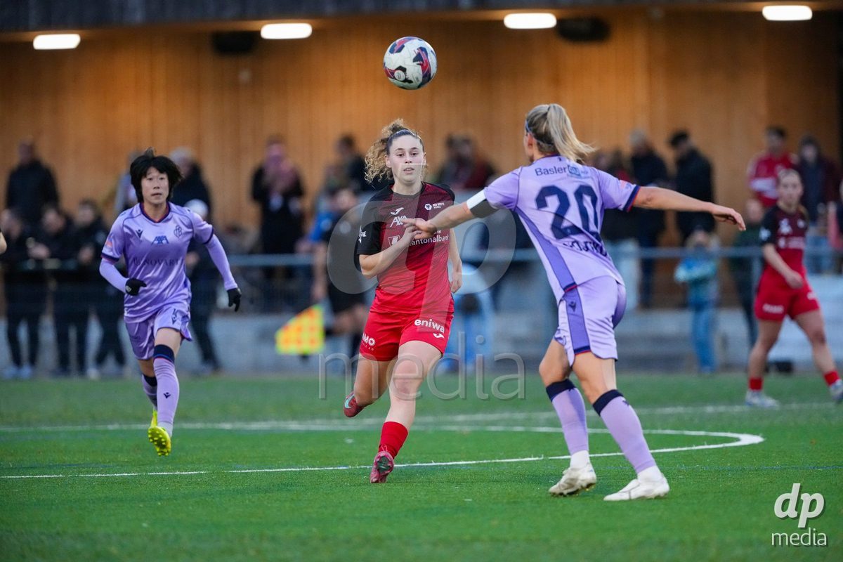 Schweiz: AXA Womens Super League 2025/26, FC Aarau Frauen vs FC Basel 1893 - Sportanlage Schachen, Aarau: Donika Deda (14 FC Aarau) im Duell mit Jana Vojtekova (20 Basel)