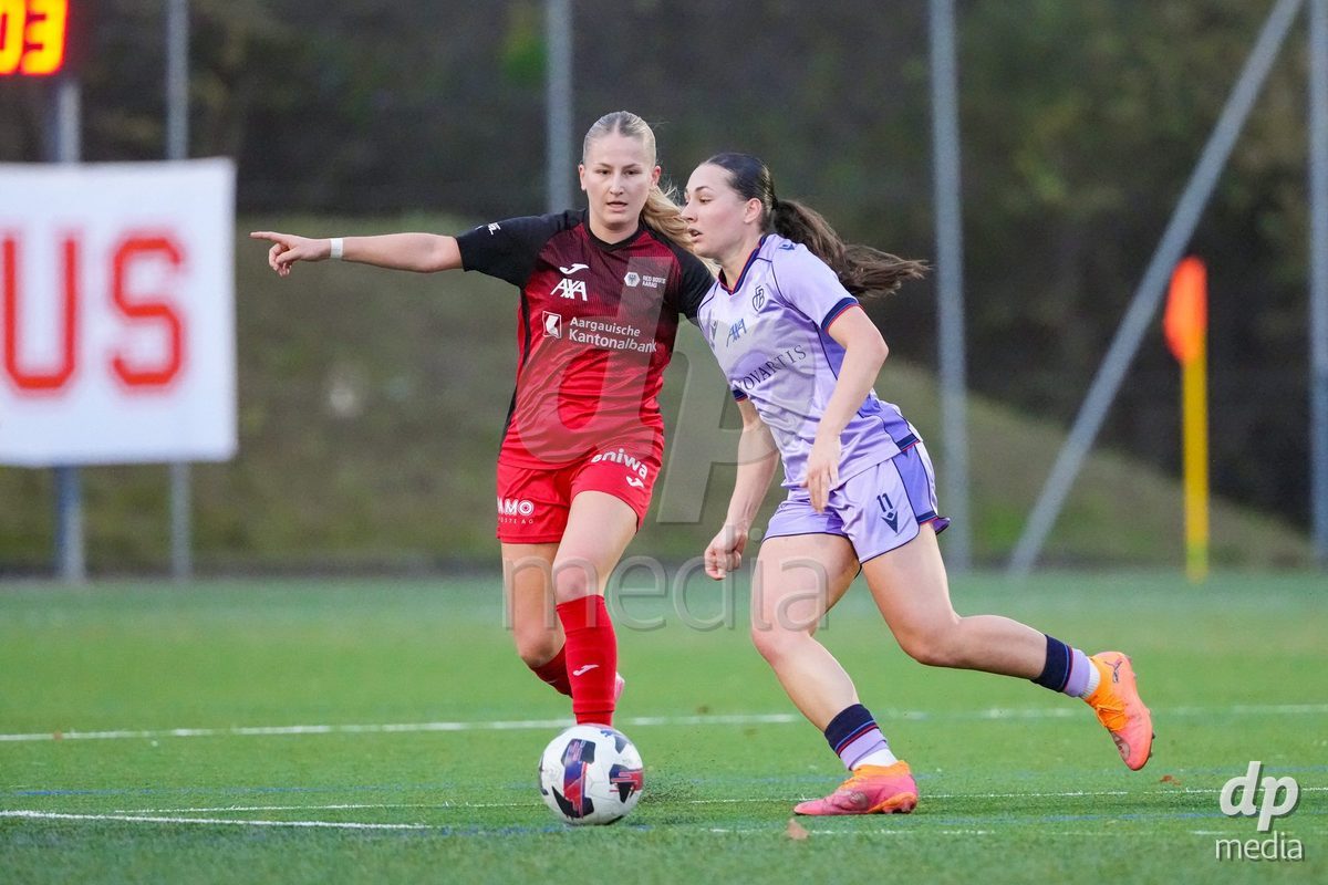Schweiz: AXA Womens Super League 2025/26, FC Aarau Frauen vs FC Basel 1893 - Sportanlage Schachen, Aarau: Fabia Reinschmidt (13 FC Aarau) im Duell mit Mara Tauriello (11 Basel)