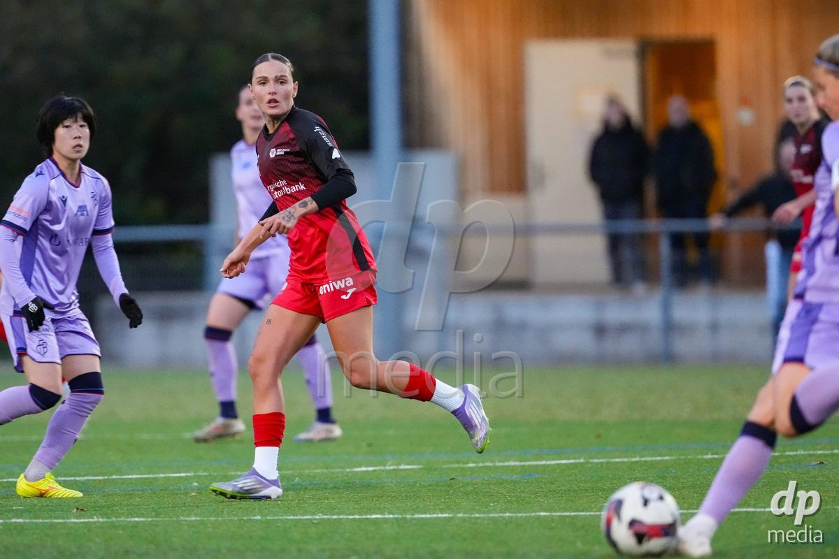 Schweiz: AXA Womens Super League 2025/26, FC Aarau Frauen vs FC Basel 1893 - Sportanlage Schachen, Aarau: Vanesa Hoti (8 FC Aarau) in aktion