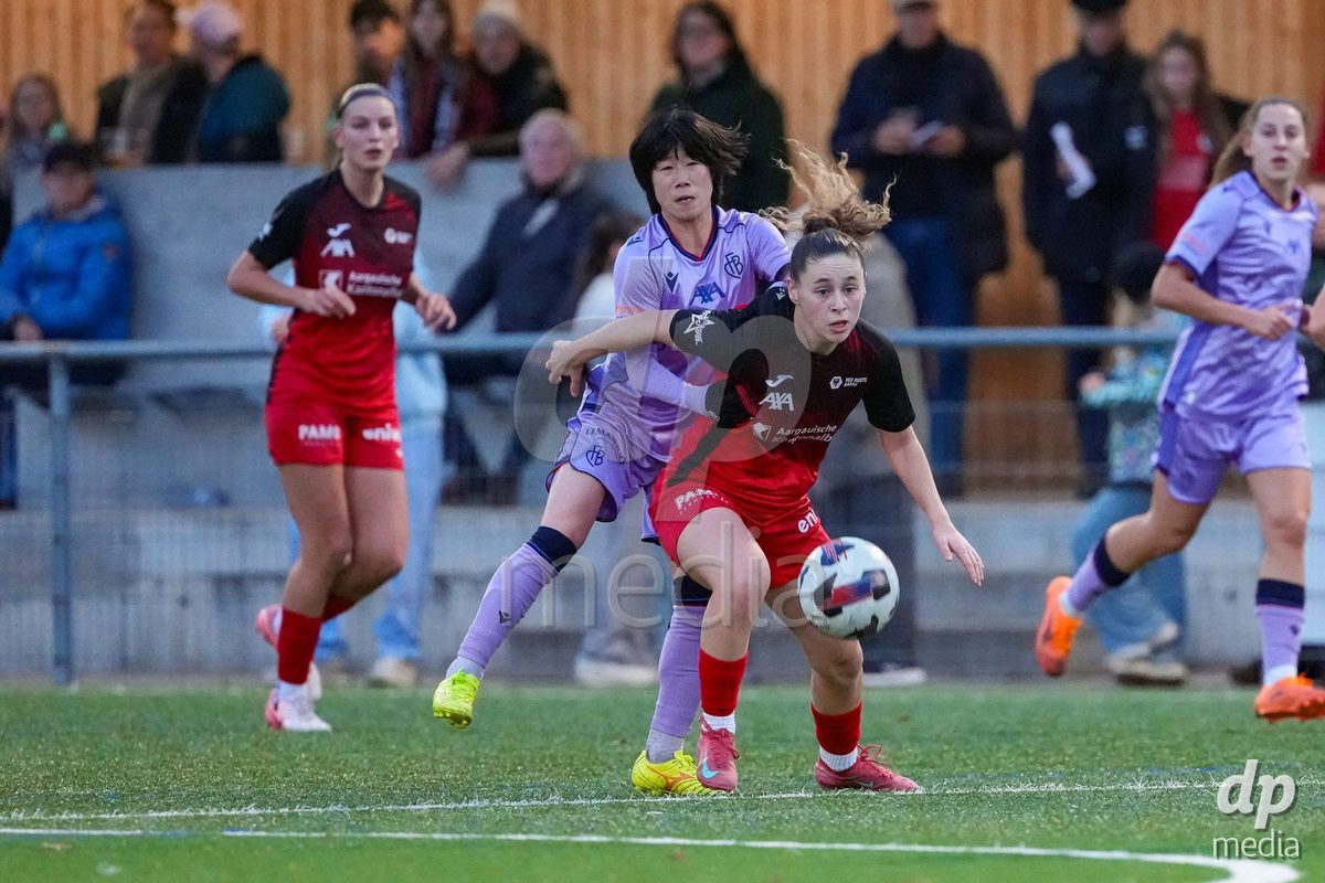 Schweiz: AXA Womens Super League 2025/26, FC Aarau Frauen vs FC Basel 1893 - Sportanlage Schachen, Aarau: Mai Hirata (14 Basel) im Duell mit Nathalie Widmer (5 FC Aarau)