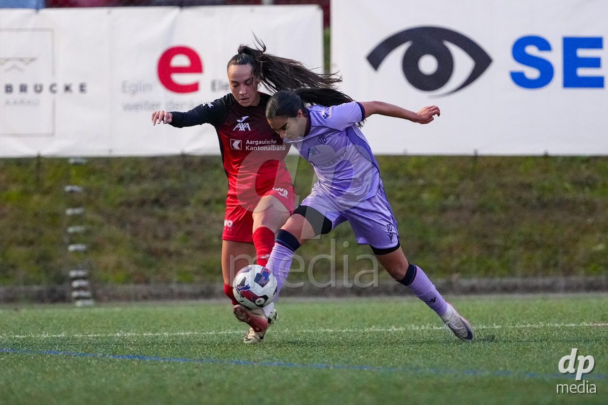 Schweiz: AXA Womens Super League 2025/26, FC Aarau Frauen vs FC Basel 1893 - Sportanlage Schachen, Aarau: Rita Filipa Do Sul Almeida (28 FC Aarau) im Duell mit Sabah Seghir (10 Basel)