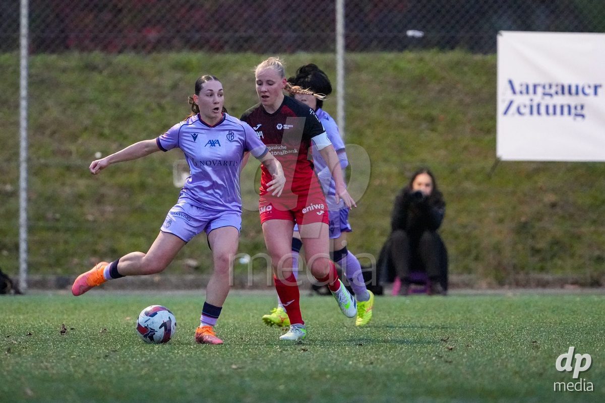 Schweiz: AXA Womens Super League 2025/26, FC Aarau Frauen vs FC Basel 1893 - Sportanlage Schachen, Aarau: Mara Tauriello (11 Basel) im Duell mit Michelle Stierli (22 FC Aarau)