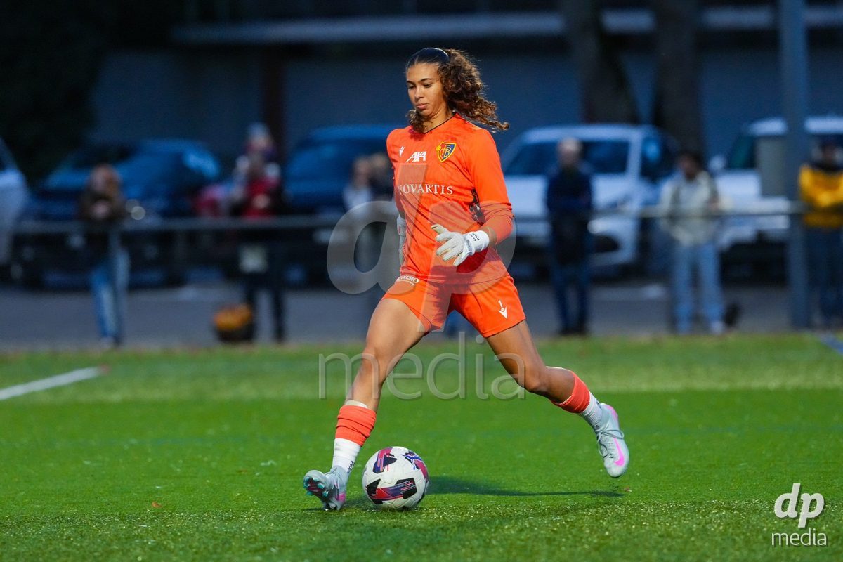 Schweiz: AXA Womens Super League 2025/26, FC Aarau Frauen vs FC Basel 1893 - Sportanlage Schachen, Aarau: Torhüter Selina Wölfle - Selina Wolfle (1 Basel) in aktion