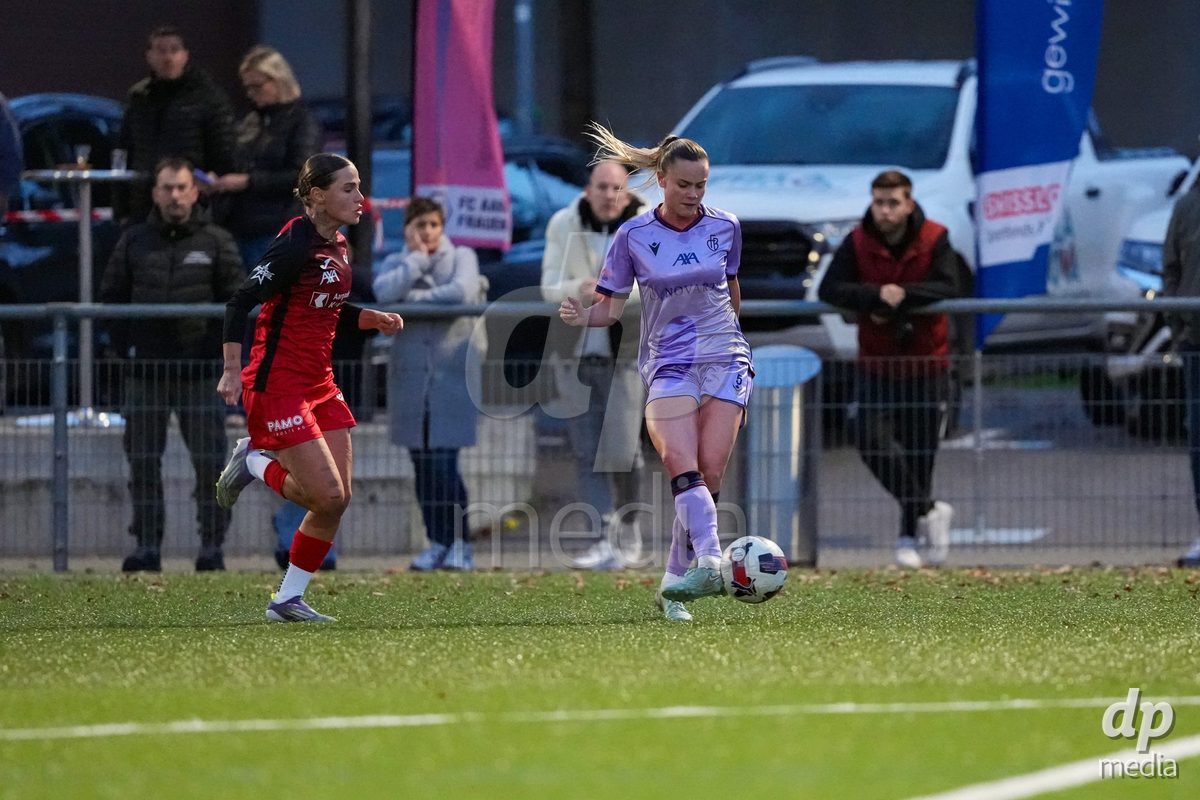 Schweiz: AXA Womens Super League 2025/26, FC Aarau Frauen vs FC Basel 1893 - Sportanlage Schachen, Aarau: Sabina Jackson (5 Basel) im Duell mit Vanesa Hoti (8 FC Aarau)