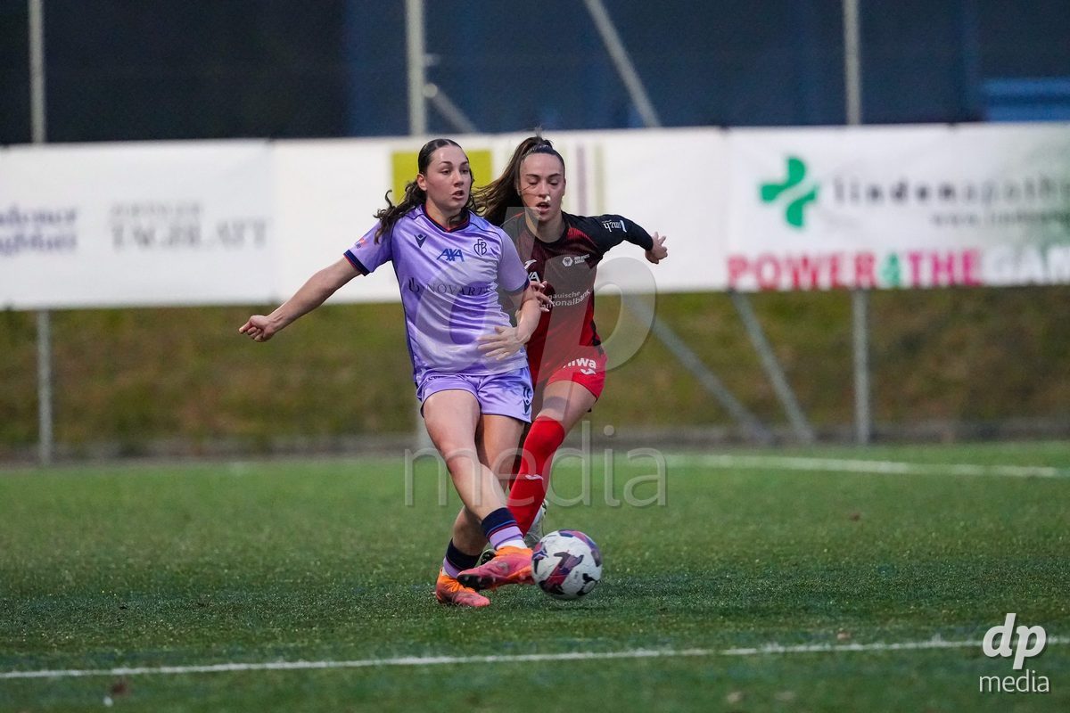 Schweiz: AXA Womens Super League 2025/26, FC Aarau Frauen vs FC Basel 1893 - Sportanlage Schachen, Aarau: Rita Filipa Do Sul Almeida (28 FC Aarau) im Duell mit Mara Tauriello (11 Basel)