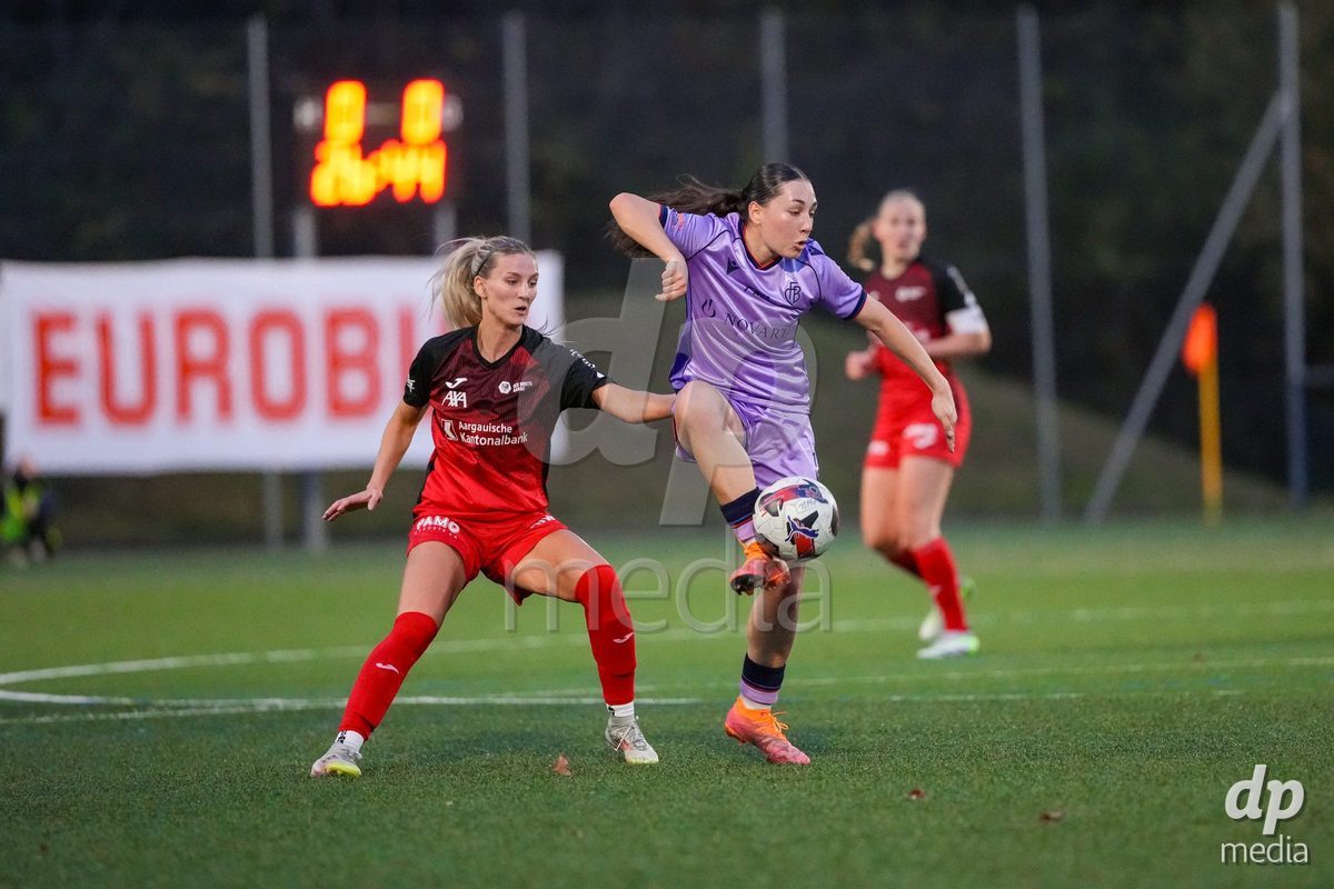 Schweiz: AXA Womens Super League 2025/26, FC Aarau Frauen vs FC Basel 1893 - Sportanlage Schachen, Aarau: Bergros Asgeirsdottir (6 FC Aarau) im Duell mit Sabah Seghir (10 Basel)