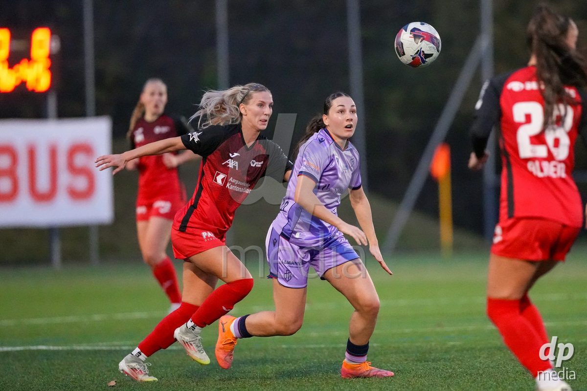 Schweiz: AXA Womens Super League 2025/26, FC Aarau Frauen vs FC Basel 1893 - Sportanlage Schachen, Aarau: Mara Tauriello (11 Basel) im Duell mit Bergros Asgeirsdottir (6 FC Aarau)