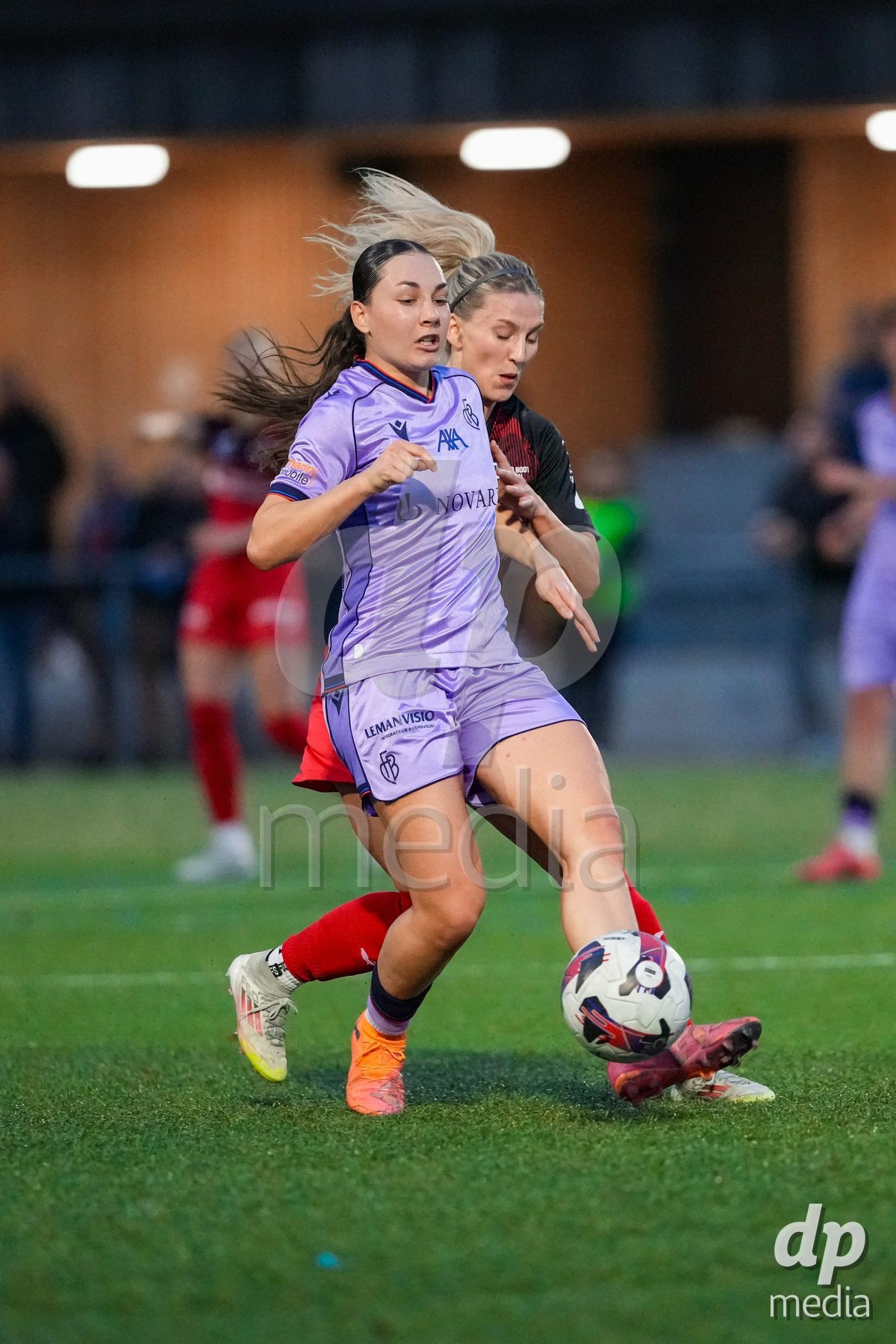 Schweiz: AXA Womens Super League 2025/26, FC Aarau Frauen vs FC Basel 1893 - Sportanlage Schachen, Aarau: Mara Tauriello (11 Basel) im Duell mit Bergros Asgeirsdottir (6 FC Aarau)