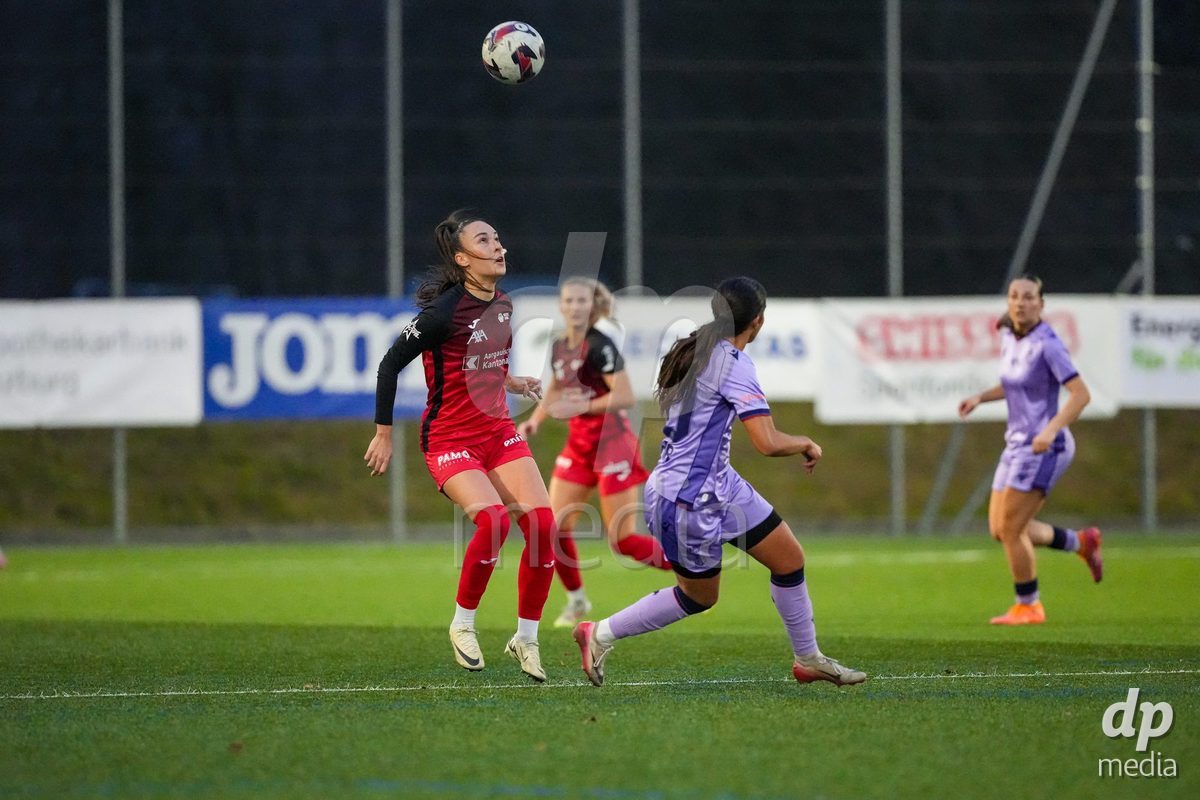 Schweiz: AXA Womens Super League 2025/26, FC Aarau Frauen vs FC Basel 1893 - Sportanlage Schachen, Aarau: Rita Filipa Do Sul Almeida (28 FC Aarau) vor einem Kopfball