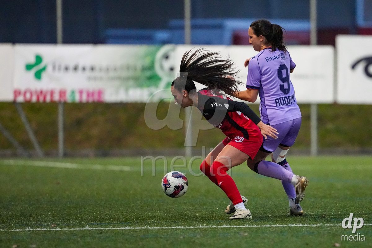 Schweiz: AXA Womens Super League 2025/26, FC Aarau Frauen vs FC Basel 1893 - Sportanlage Schachen, Aarau: Rita Filipa Do Sul Almeida (28 FC Aarau) im Duell mit Ivana Rudelic (9 Basel)