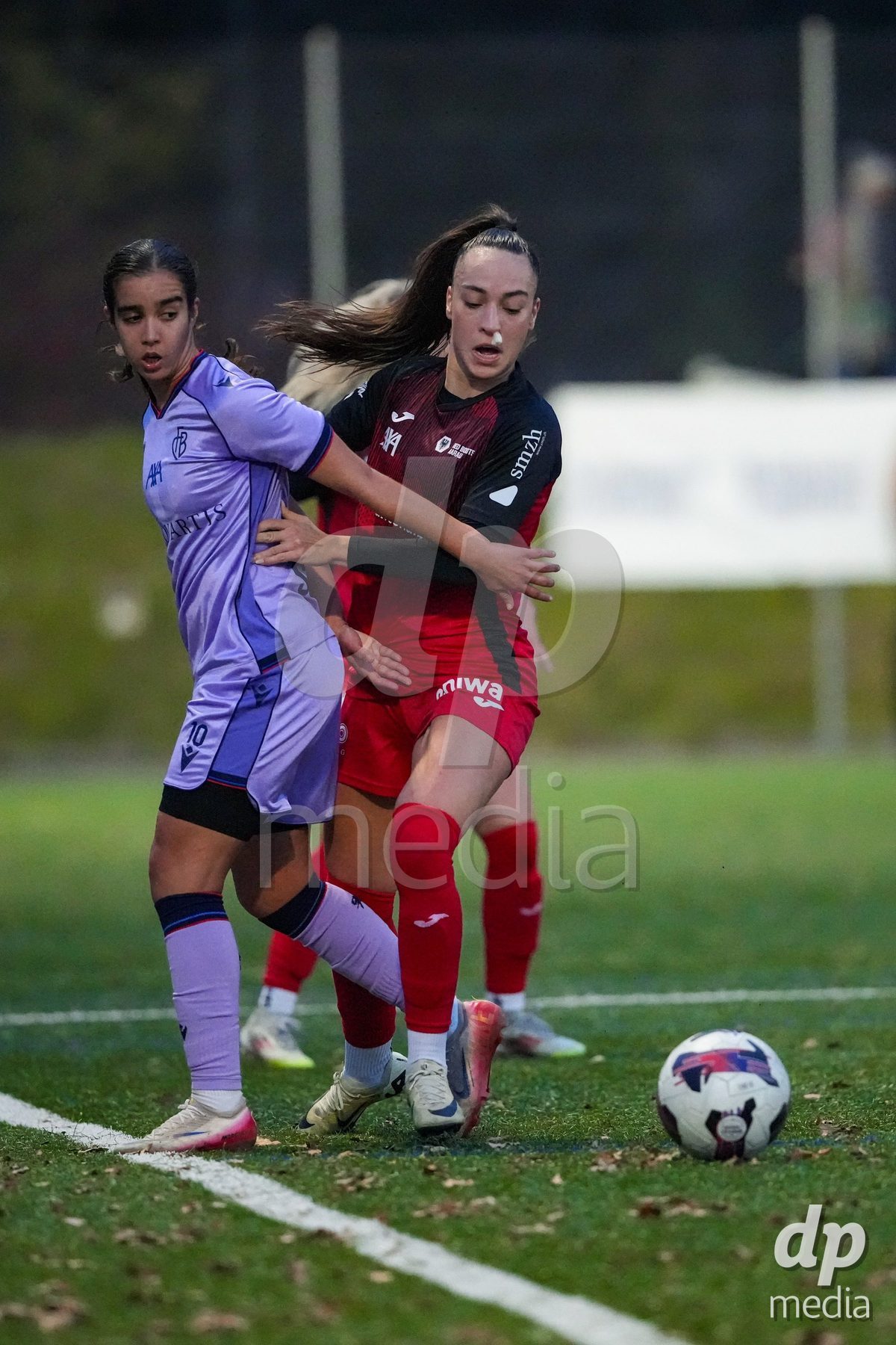 Schweiz: AXA Womens Super League 2025/26, FC Aarau Frauen vs FC Basel 1893 - Sportanlage Schachen, Aarau: Rita Filipa Do Sul Almeida (28 FC Aarau) im Duell mit Sabah Seghir (10 Basel)
