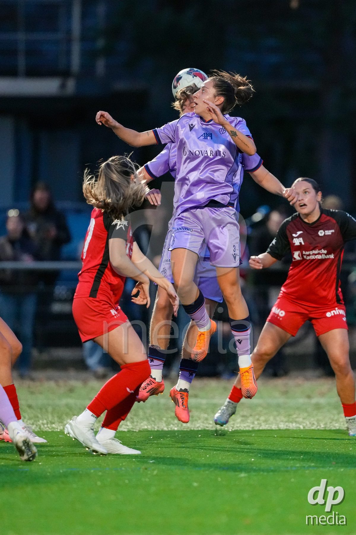 Schweiz: AXA Womens Super League 2025/26, FC Aarau Frauen vs FC Basel 1893 - Sportanlage Schachen, Aarau: Wiktoria Agata Zieniewicz (3 Basel) mit einem Kopfball