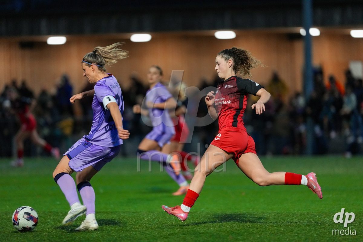 Schweiz: AXA Womens Super League 2025/26, FC Aarau Frauen vs FC Basel 1893 - Sportanlage Schachen, Aarau: Donika Deda (14 FC Aarau) im Duell mit Jana Vojtekova (20 Basel)