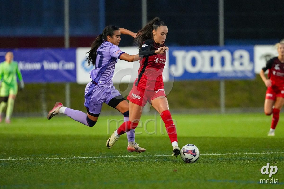 Schweiz: AXA Womens Super League 2025/26, FC Aarau Frauen vs FC Basel 1893 - Sportanlage Schachen, Aarau: Rita Filipa Do Sul Almeida (28 FC Aarau) im Duell mit Sabah Seghir (10 Basel)