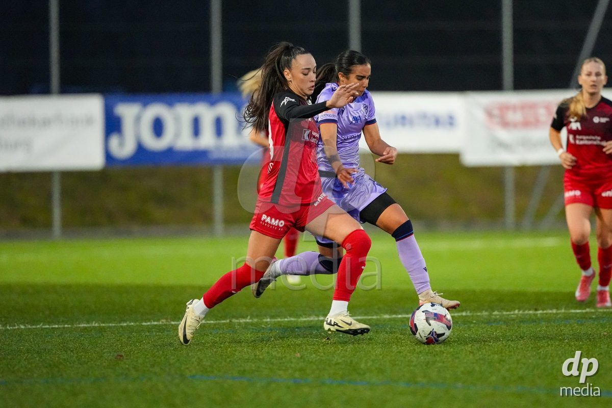 Schweiz: AXA Womens Super League 2025/26, FC Aarau Frauen vs FC Basel 1893 - Sportanlage Schachen, Aarau: Rita Filipa Do Sul Almeida (28 FC Aarau) im Duell mit Sabah Seghir (10 Basel)