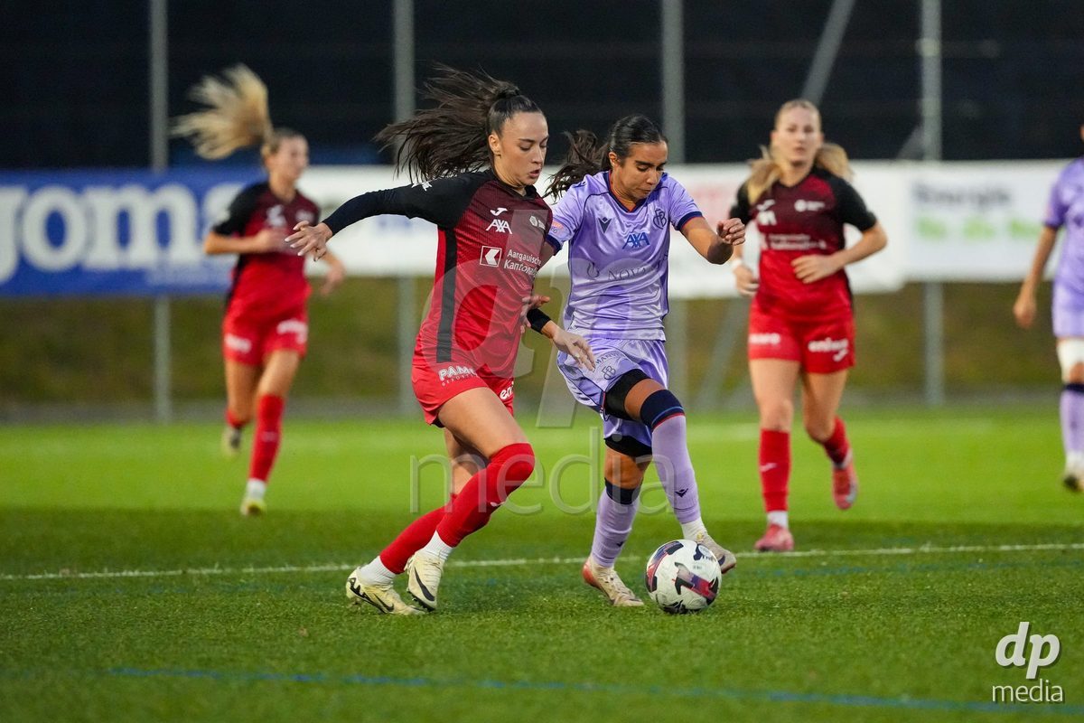 Schweiz: AXA Womens Super League 2025/26, FC Aarau Frauen vs FC Basel 1893 - Sportanlage Schachen, Aarau: Rita Filipa Do Sul Almeida (28 FC Aarau) im Duell mit Sabah Seghir (10 Basel)