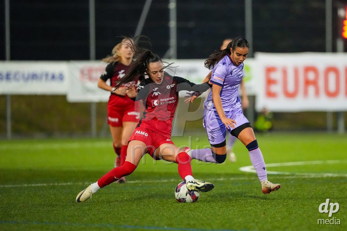 Schweiz: AXA Womens Super League 2025/26, FC Aarau Frauen vs FC Basel 1893 - Sportanlage Schachen, Aarau: Rita Filipa Do Sul Almeida (28 FC Aarau) im Duell mit Sabah Seghir (10 Basel)