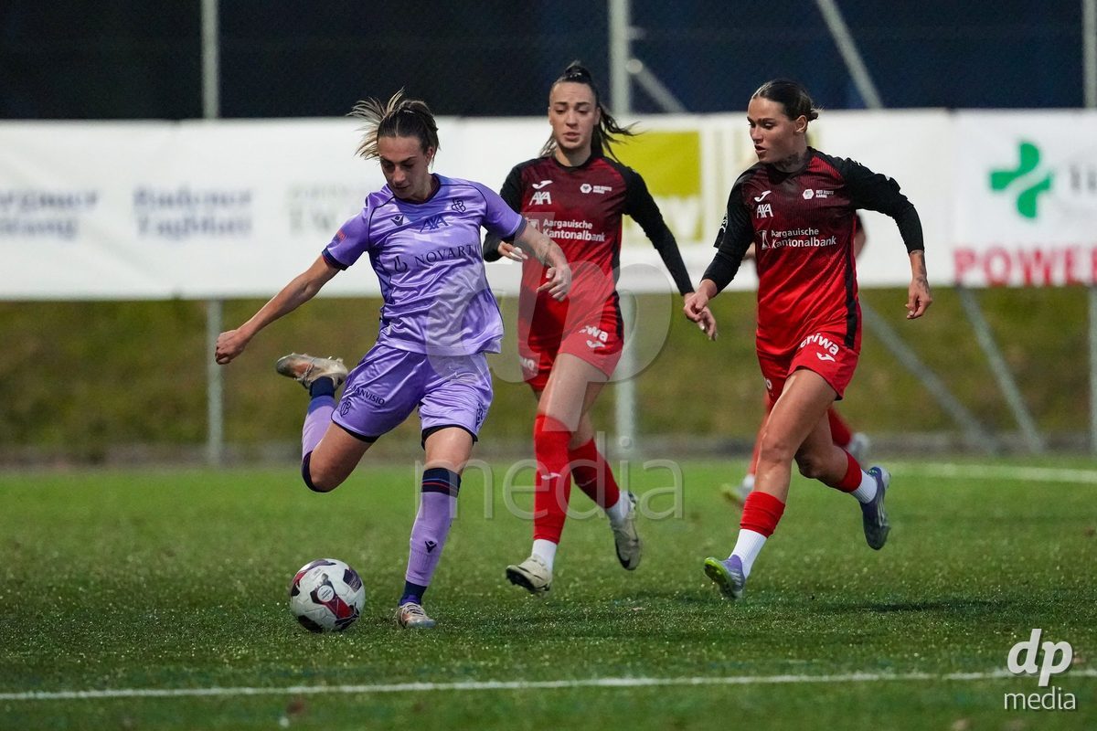 Schweiz: AXA Womens Super League 2025/26, FC Aarau Frauen vs FC Basel 1893 - Sportanlage Schachen, Aarau: Alice Ilaria Berti (30 Basel) im Duell mit Rita Filipa Do Sul Almeida (28 FC Aarau) und Vanesa Hoti (8 FC Aarau)
