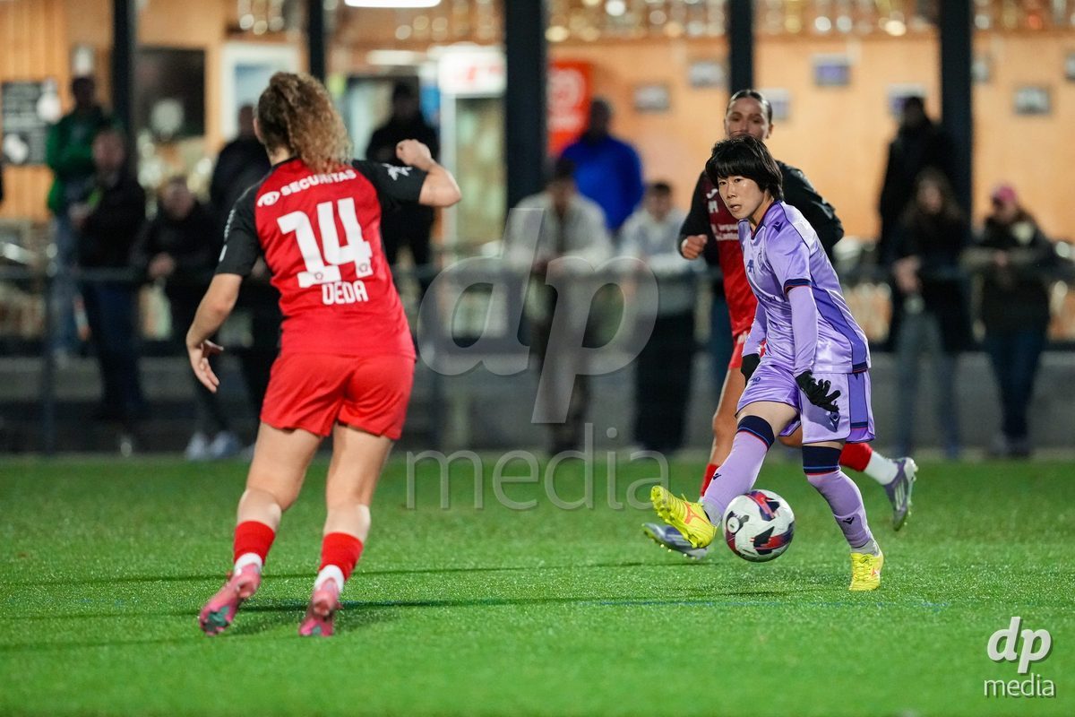 Schweiz: AXA Womens Super League 2025/26, FC Aarau Frauen vs FC Basel 1893 - Sportanlage Schachen, Aarau: Mai Hirata (14 Basel) in aktion