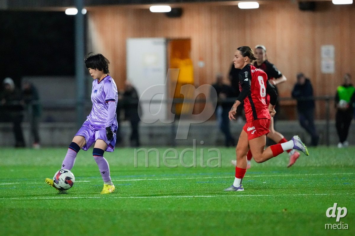 Schweiz: AXA Womens Super League 2025/26, FC Aarau Frauen vs FC Basel 1893 - Sportanlage Schachen, Aarau: Mai Hirata (14 Basel) in aktion