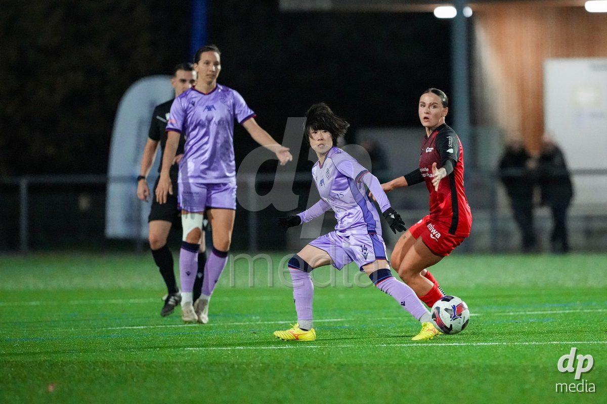 Schweiz: AXA Womens Super League 2025/26, FC Aarau Frauen vs FC Basel 1893 - Sportanlage Schachen, Aarau: Mai Hirata (14 Basel) im Duell mit Vanesa Hoti (8 FC Aarau)