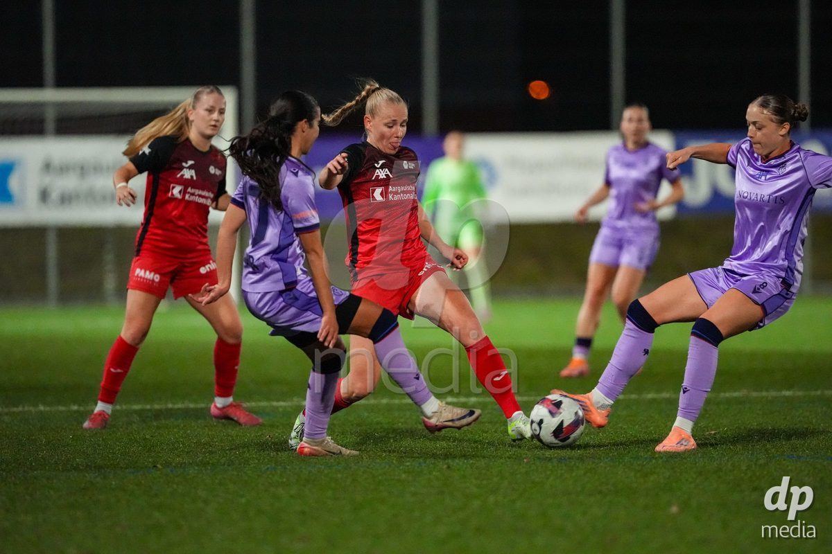 Schweiz: AXA Womens Super League 2025/26, FC Aarau Frauen vs FC Basel 1893 - Sportanlage Schachen, Aarau: Michelle Stierli (22 FC Aarau) im Duell mit Vanesa Hoti (8 FC Aarau) und Sabah Seghir (10 Basel)