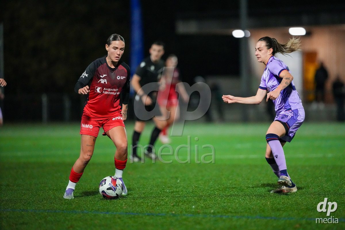 Schweiz: AXA Womens Super League 2025/26, FC Aarau Frauen vs FC Basel 1893 - Sportanlage Schachen, Aarau: Vanesa Hoti (8 FC Aarau) im Duell mit Alice Ilaria Berti (30 Basel)