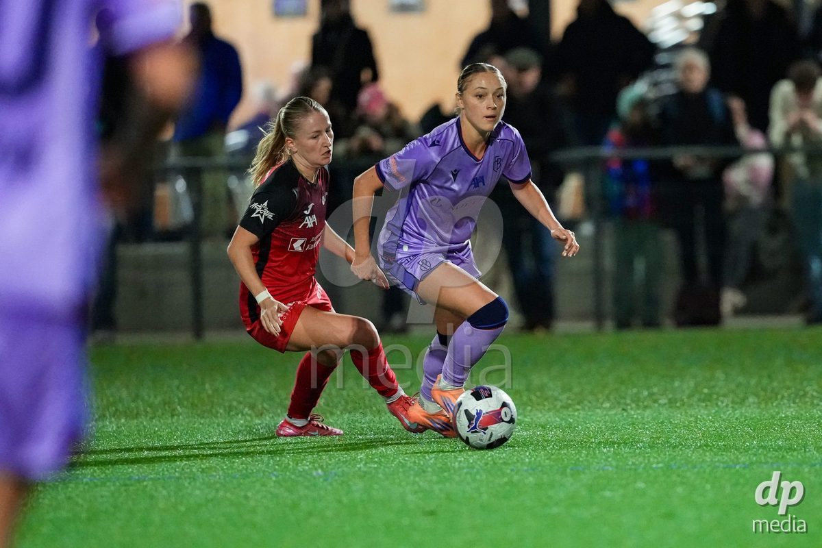 Schweiz: AXA Womens Super League 2025/26, FC Aarau Frauen vs FC Basel 1893 - Sportanlage Schachen, Aarau: Fabia Reinschmidt (13 FC Aarau) im Duell mit Lia Kamber (8 Basel)