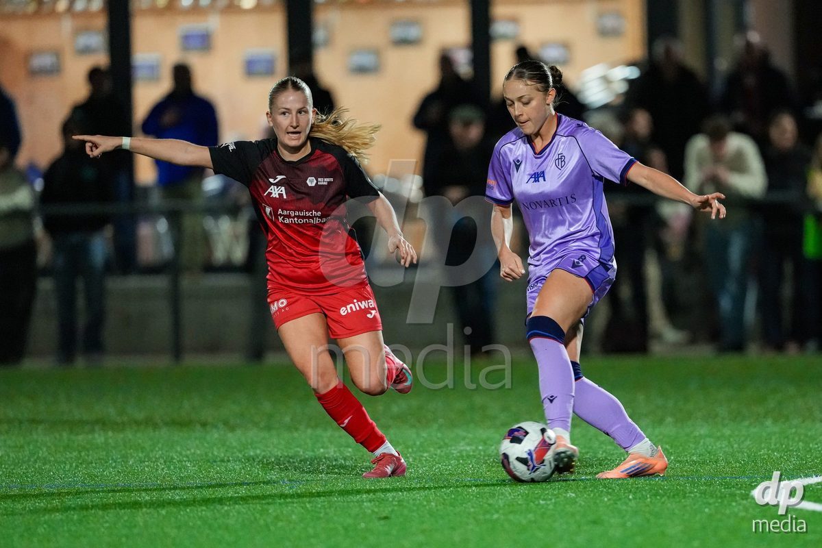 Schweiz: AXA Womens Super League 2025/26, FC Aarau Frauen vs FC Basel 1893 - Sportanlage Schachen, Aarau: Lia Kamber (8 Basel) im Duell mit Donika Deda (14 FC Aarau)