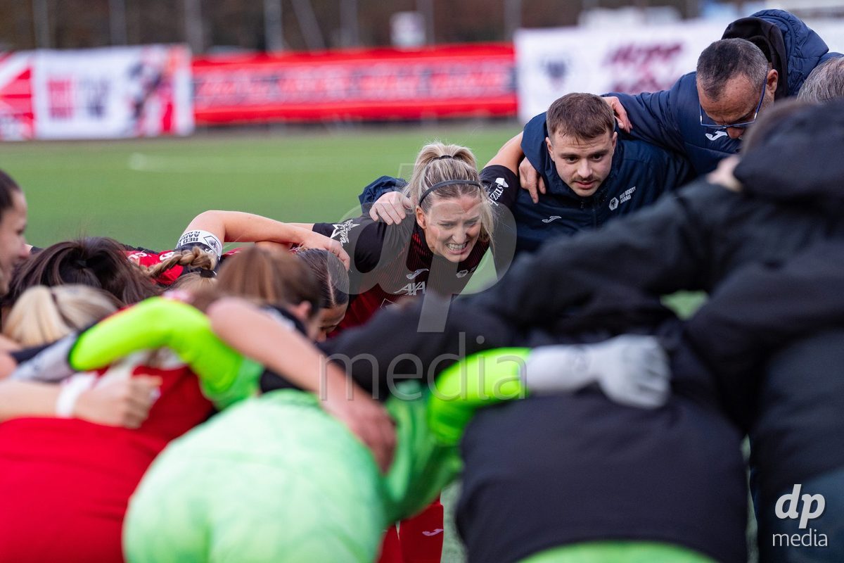 Schweiz: AXA Womens Super League 2025/26, FC Aarau Frauen vs FC Basel 1893 - Sportanlage Schachen, Aarau: Bergros Asgeirsdottir (6 FC Aarau) vor dem Spiel mit dem Team