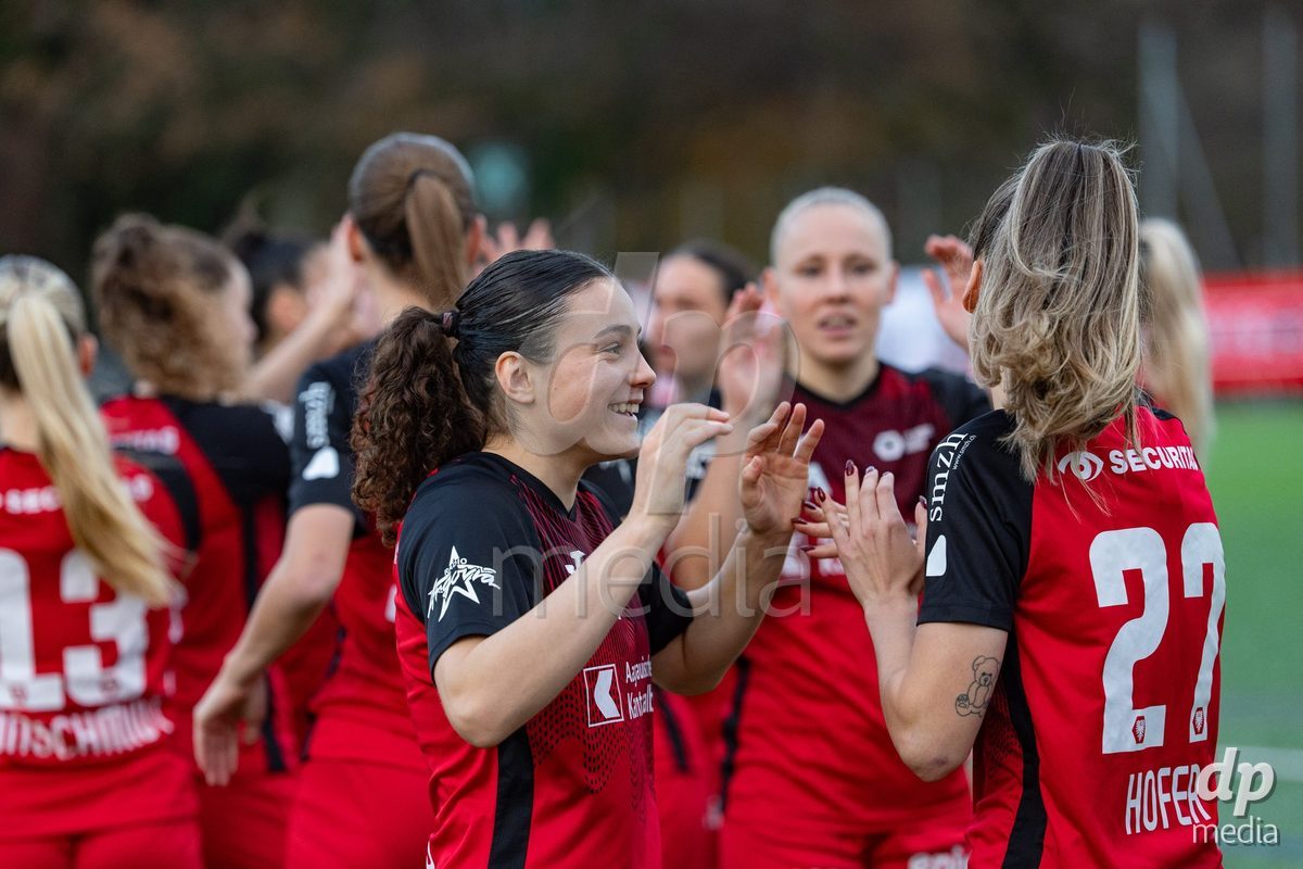 Schweiz: AXA Womens Super League 2025/26, FC Aarau Frauen vs FC Basel 1893 - Sportanlage Schachen, Aarau: Nathalie Widmer (5 FC Aarau) vor dem Spiel mit Michelle Stierli (22 FC Aarau)