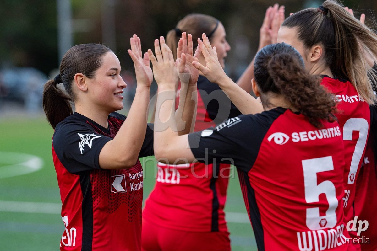 Schweiz: AXA Womens Super League 2025/26, FC Aarau Frauen vs FC Basel 1893 - Sportanlage Schachen, Aarau: Anja Klingenstein (11 FC Aarau) mit Nathalie Widmer (5 FC Aarau) vor dem Spiel