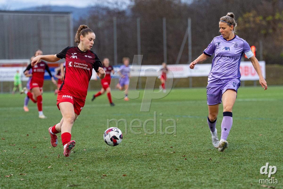 Schweiz: AXA Womens Super League 2025/26, FC Aarau Frauen vs FC Basel 1893 - Sportanlage Schachen, Aarau: Donika Deda (14 FC Aarau) im Duell mit Jana Vojtekova (20 Basel)