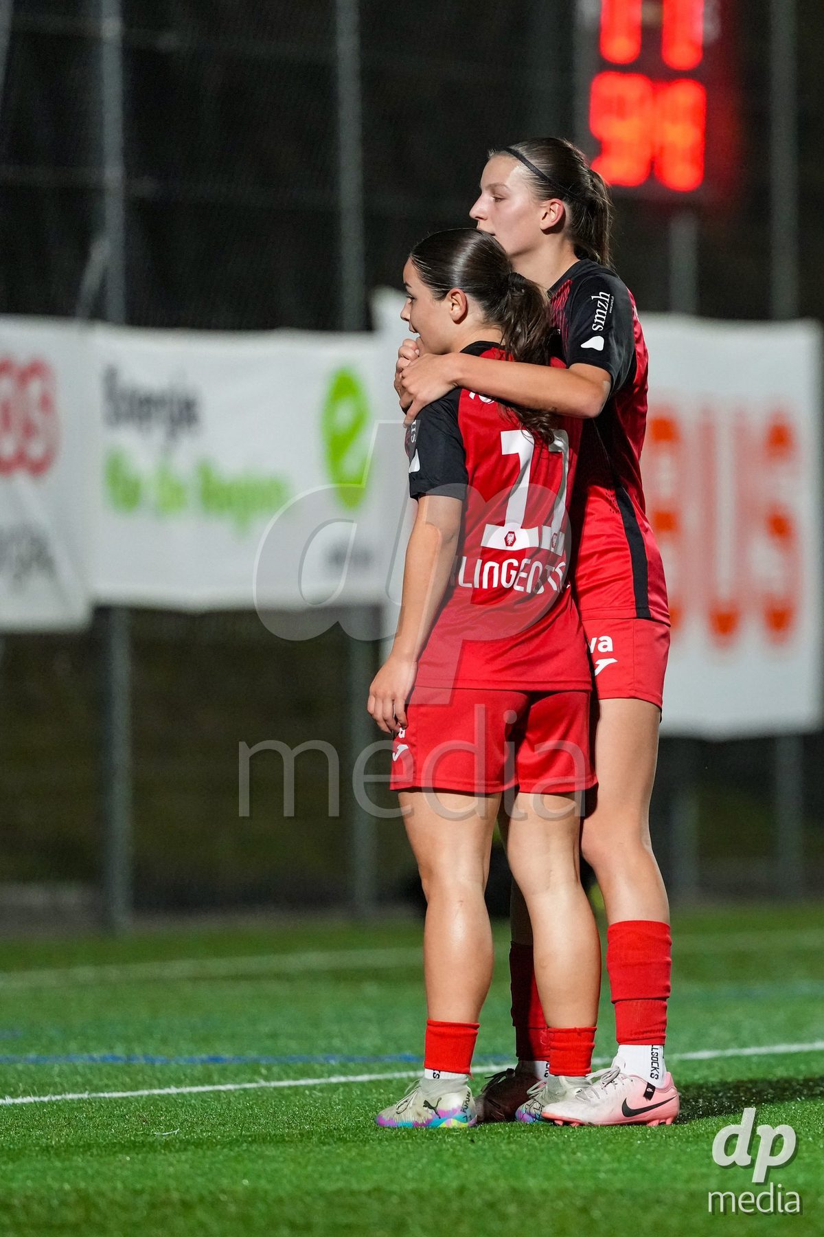 Schweiz: AXA Womens Super League 2025/26, FC Aarau Frauen vs FC Basel 1893 - Sportanlage Schachen, Aarau: Anja Klingenstein (11 FC Aarau) mit Eriona Elezi (12 FC Aarau) nach einer grossen Chance