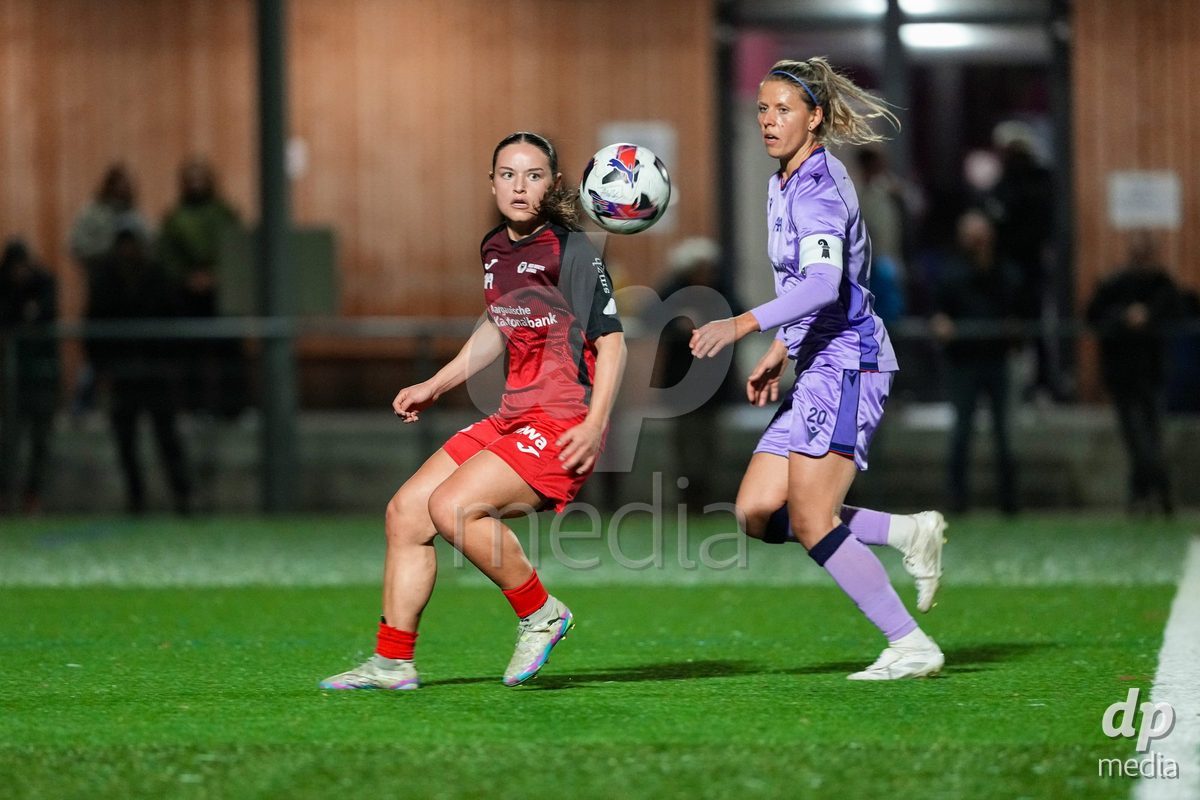 Schweiz: AXA Womens Super League 2025/26, FC Aarau Frauen vs FC Basel 1893 - Sportanlage Schachen, Aarau: Anja Klingenstein (11 FC Aarau) mit einer grossen Chance im Duell mit Jana Vojtekova (20 Basel)