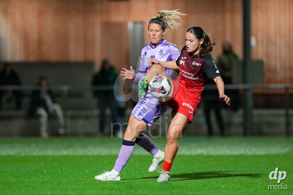 Schweiz: AXA Womens Super League 2025/26, FC Aarau Frauen vs FC Basel 1893 - Sportanlage Schachen, Aarau: Anja Klingenstein (11 FC Aarau) mit einer grossen Chance im Duell mit Jana Vojtekova (20 Basel)