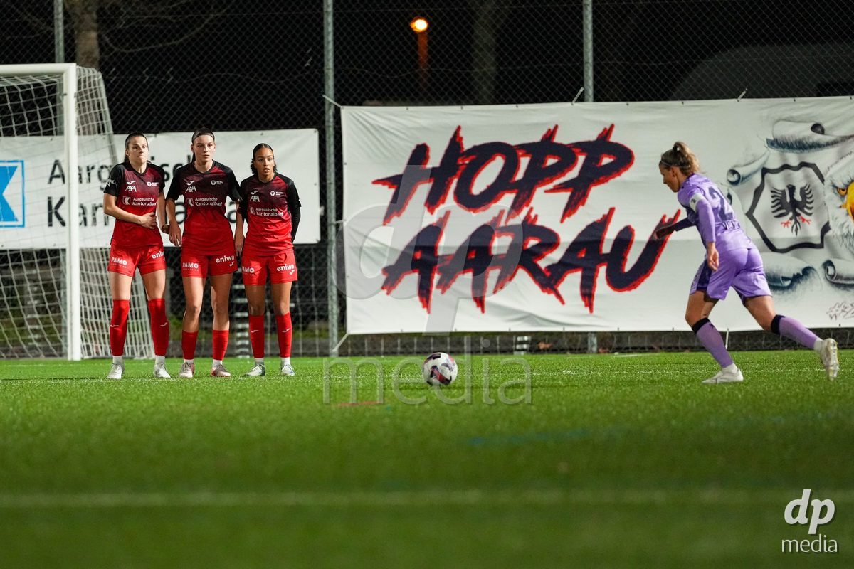 Schweiz: AXA Womens Super League 2025/26, FC Aarau Frauen vs FC Basel 1893 - Sportanlage Schachen, Aarau: Jana Vojtekova (20 Basel) mit einem Freistoss