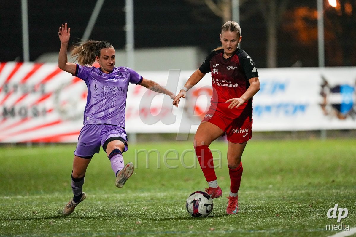 Schweiz: AXA Womens Super League 2025/26, FC Aarau Frauen vs FC Basel 1893 - Sportanlage Schachen, Aarau: Fabia Reinschmidt (13 FC Aarau) im Duell mit Alice Ilaria Berti (30 Basel)