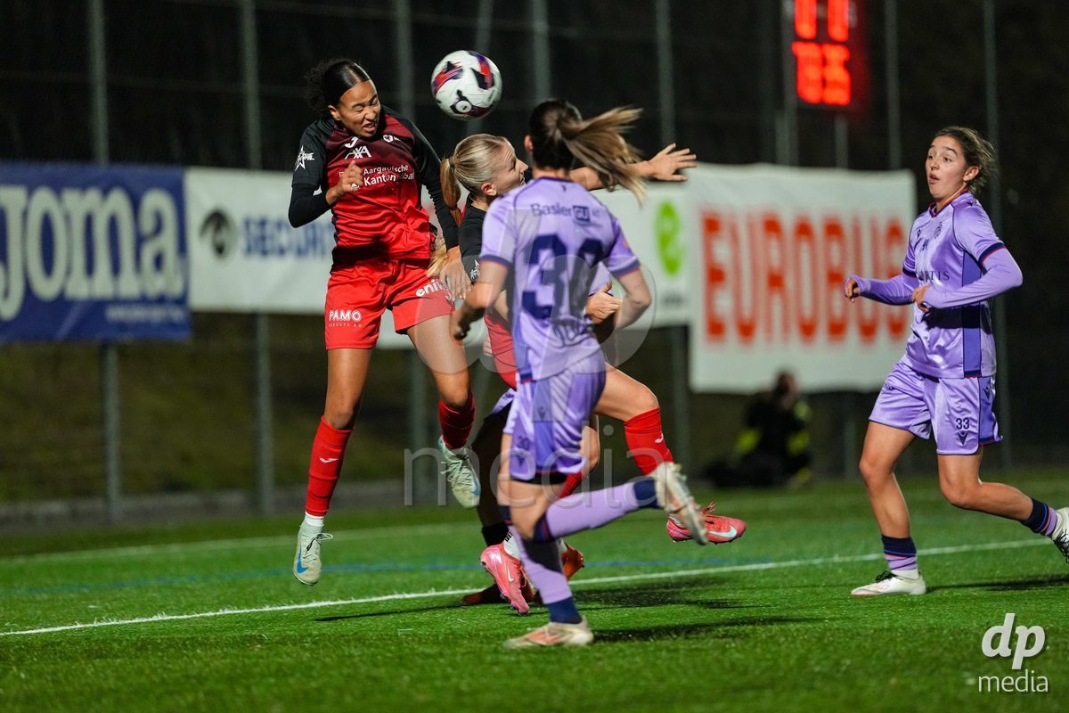 Schweiz: AXA Womens Super League 2025/26, FC Aarau Frauen vs FC Basel 1893 - Sportanlage Schachen, Aarau: Joy Steck (17 FC Aarau) mit einem Kopfball