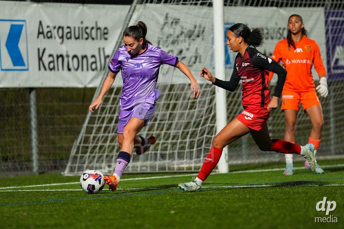 Schweiz: AXA Womens Super League 2025/26, FC Aarau Frauen vs FC Basel 1893 - Sportanlage Schachen, Aarau: Wiktoria Agata Zieniewicz (3 Basel) im Duell mit Joy Steck (17 FC Aarau)