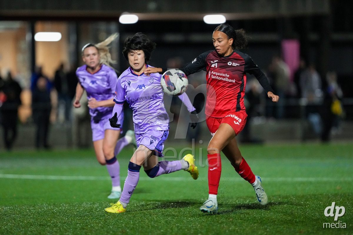 Schweiz: AXA Womens Super League 2025/26, FC Aarau Frauen vs FC Basel 1893 - Sportanlage Schachen, Aarau: Joy Steck (17 FC Aarau) im Duell mit Mai Hirata (14 Basel)