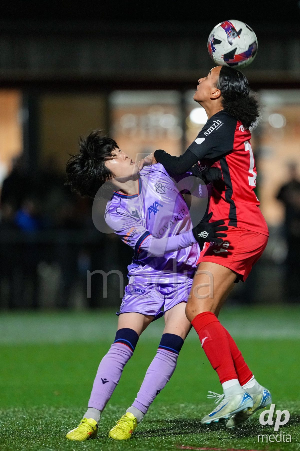 Schweiz: AXA Womens Super League 2025/26, FC Aarau Frauen vs FC Basel 1893 - Sportanlage Schachen, Aarau: Joy Steck (17 FC Aarau) im Kopfball Duell mit Mai Hirata (14 Basel)