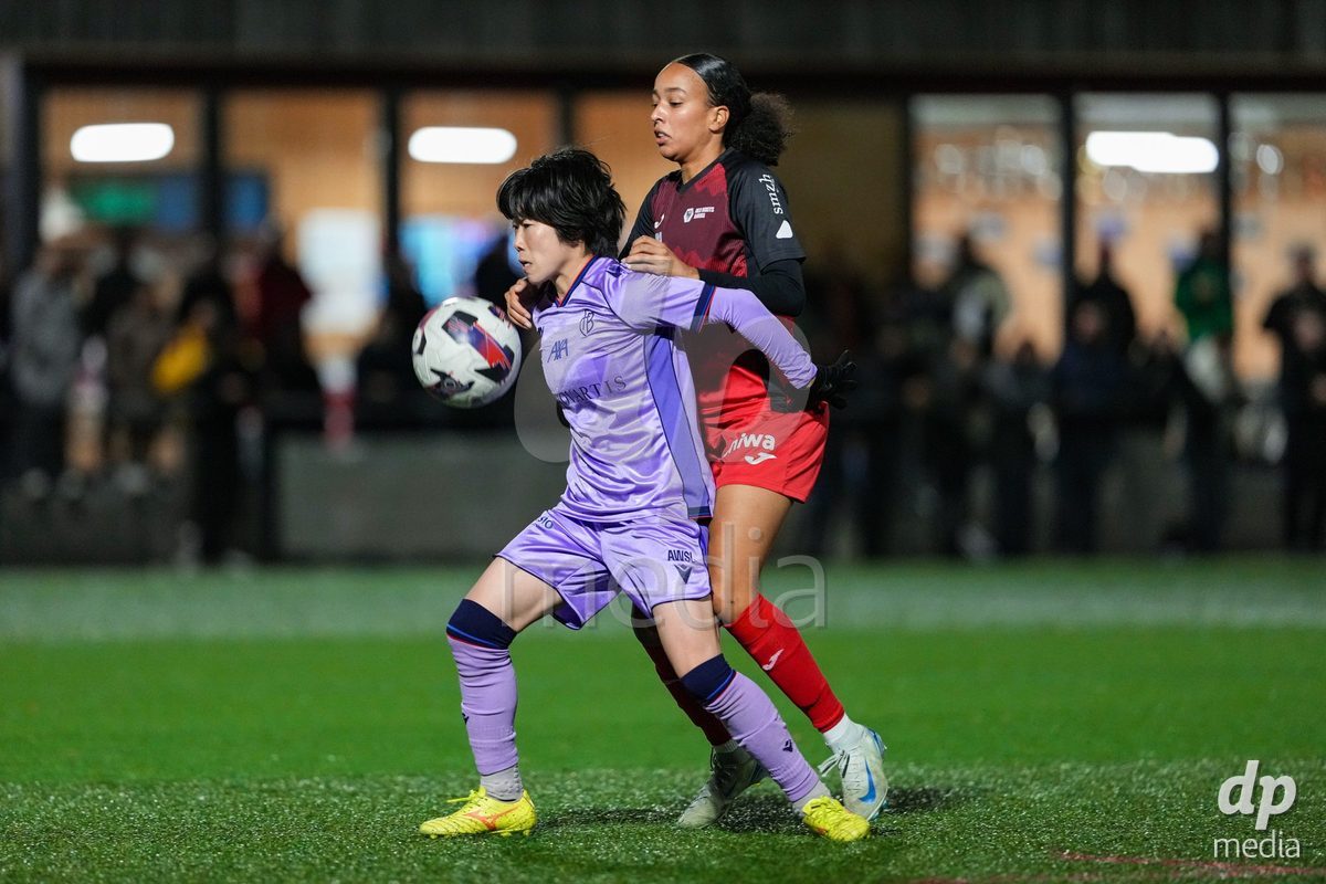 Schweiz: AXA Womens Super League 2025/26, FC Aarau Frauen vs FC Basel 1893 - Sportanlage Schachen, Aarau: Joy Steck (17 FC Aarau) im Duell mit Mai Hirata (14 Basel)