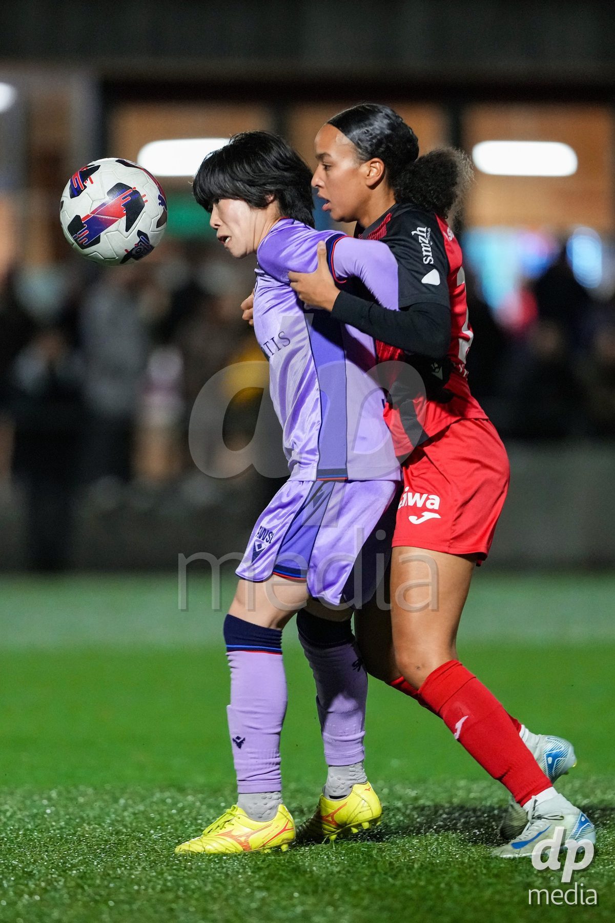 Schweiz: AXA Womens Super League 2025/26, FC Aarau Frauen vs FC Basel 1893 - Sportanlage Schachen, Aarau: Joy Steck (17 FC Aarau) im Duell mit Mai Hirata (14 Basel)