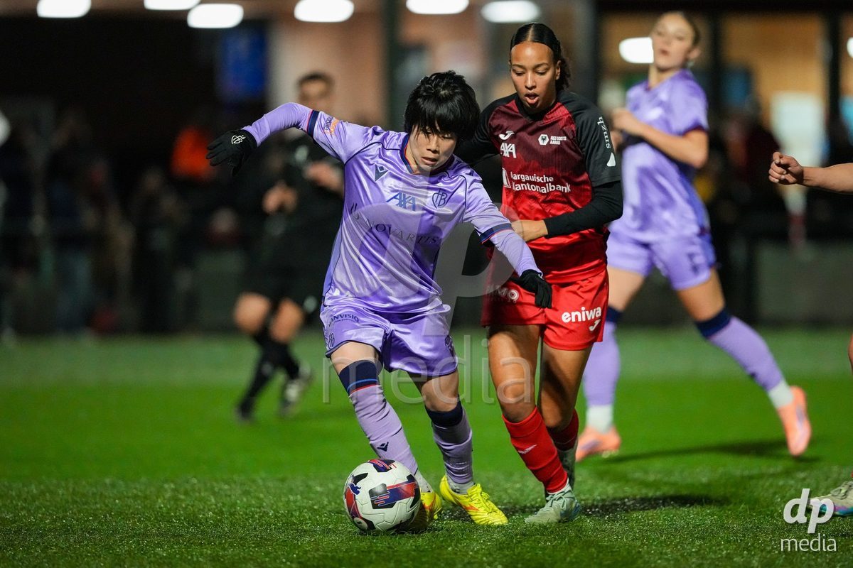 Schweiz: AXA Womens Super League 2025/26, FC Aarau Frauen vs FC Basel 1893 - Sportanlage Schachen, Aarau: Mai Hirata (14 Basel) im Duell mit Joy Steck (17 FC Aarau)